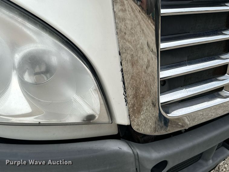 image for item EN5093 2012 Freightliner Cascadia 113 semi truck