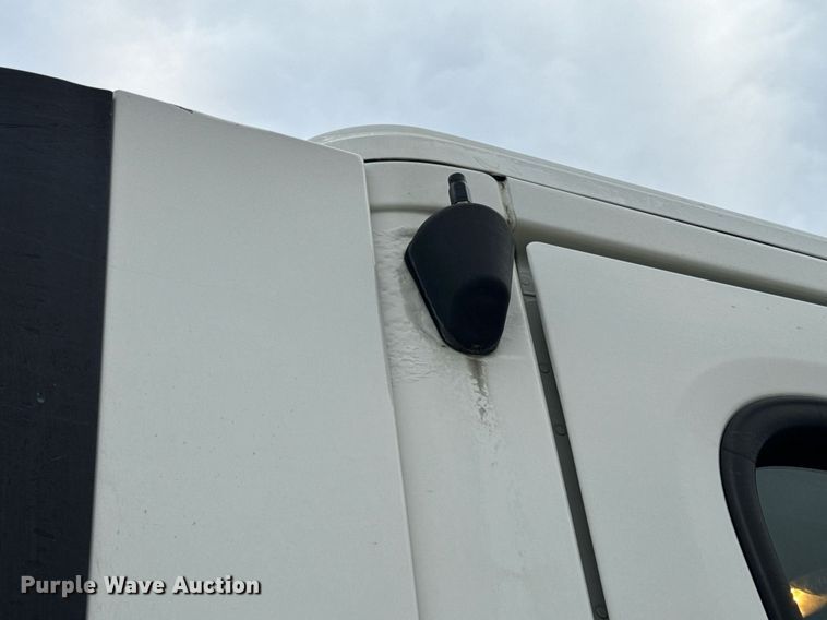 image for item EN5093 2012 Freightliner Cascadia 113 semi truck