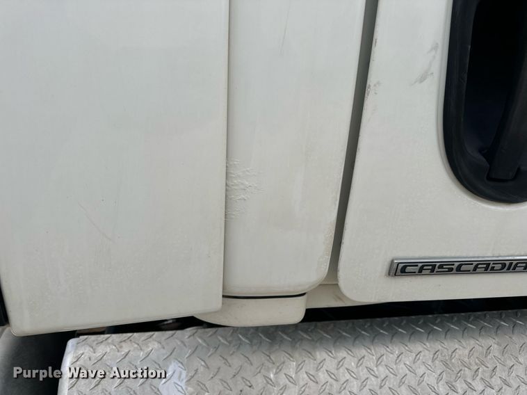 image for item EN5093 2012 Freightliner Cascadia 113 semi truck