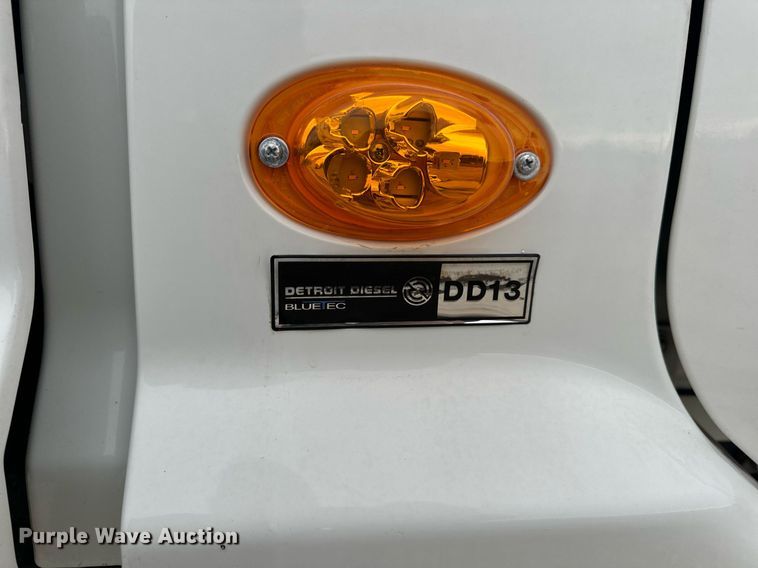 image for item EN5093 2012 Freightliner Cascadia 113 semi truck