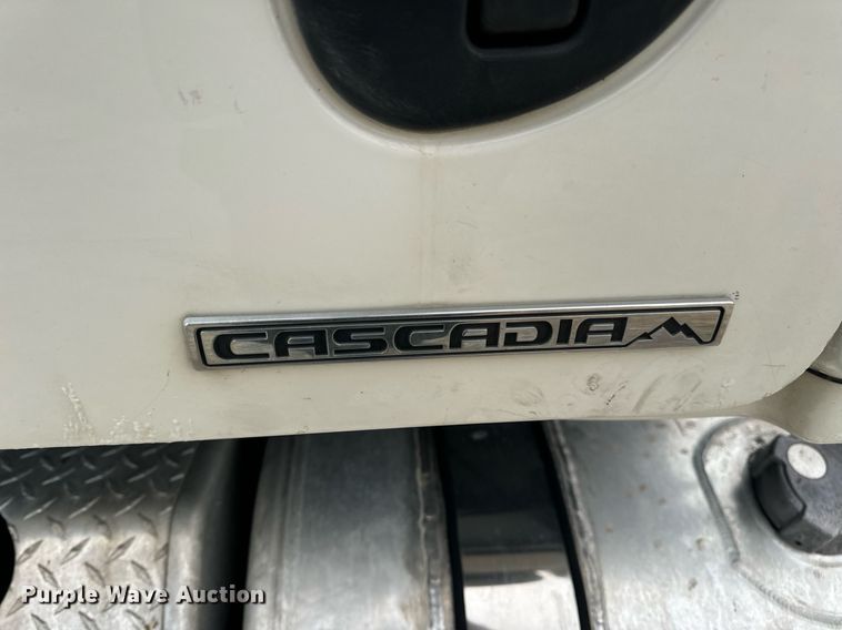 image for item EN5093 2012 Freightliner Cascadia 113 semi truck