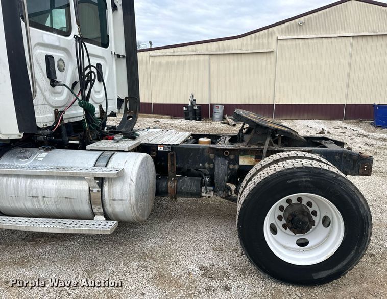 image for item EN5093 2012 Freightliner Cascadia 113 semi truck