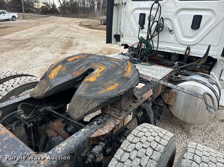 image for item EN5093 2012 Freightliner Cascadia 113 semi truck