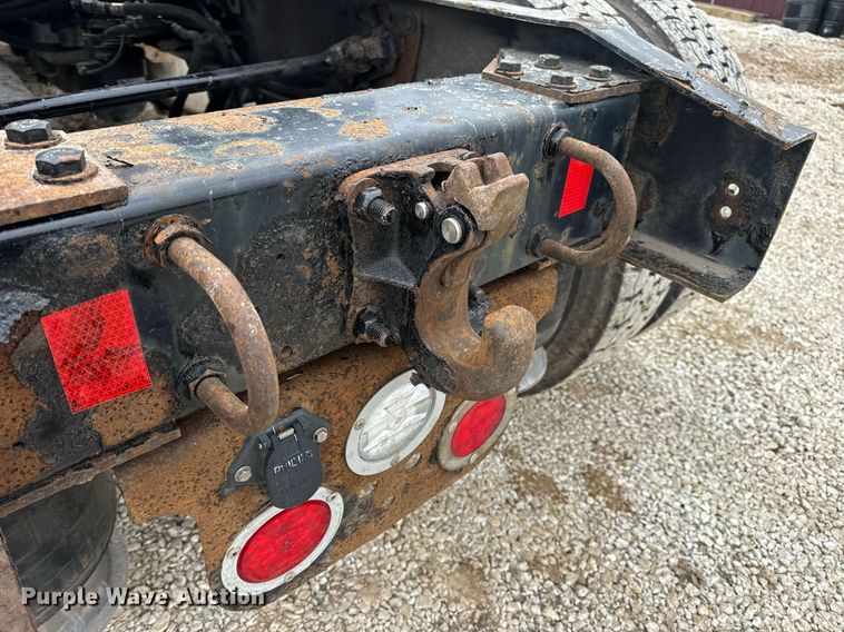 image for item EN5093 2012 Freightliner Cascadia 113 semi truck