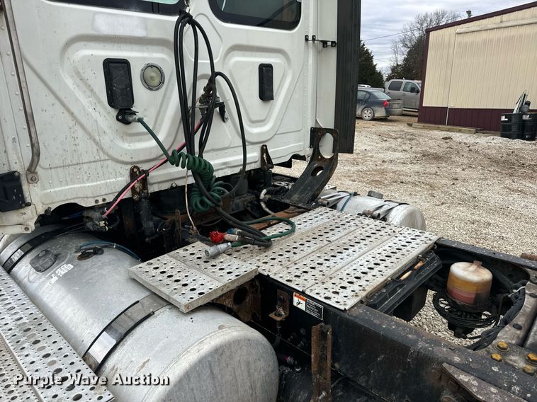 image for item EN5093 2012 Freightliner Cascadia 113 semi truck