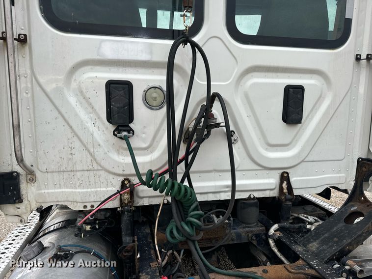 image for item EN5093 2012 Freightliner Cascadia 113 semi truck