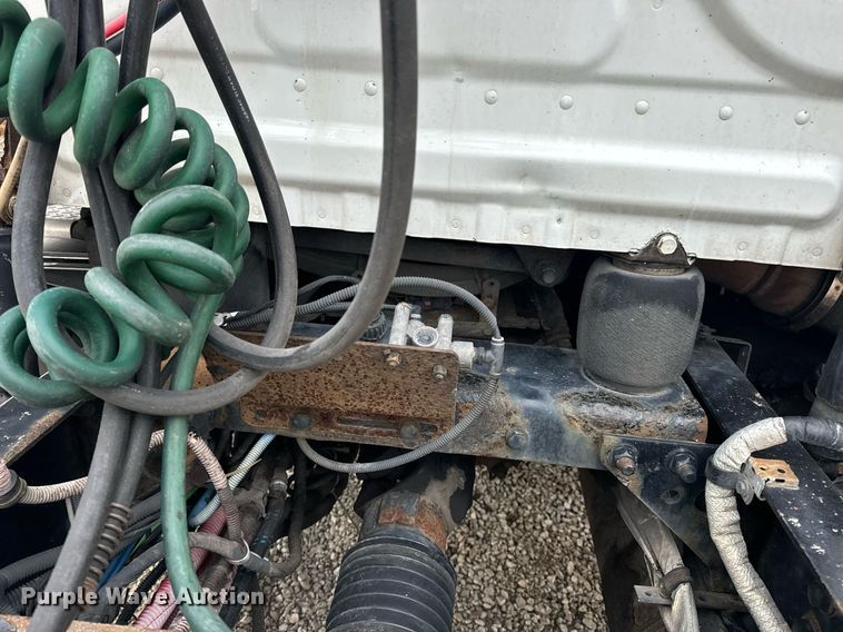 image for item EN5093 2012 Freightliner Cascadia 113 semi truck