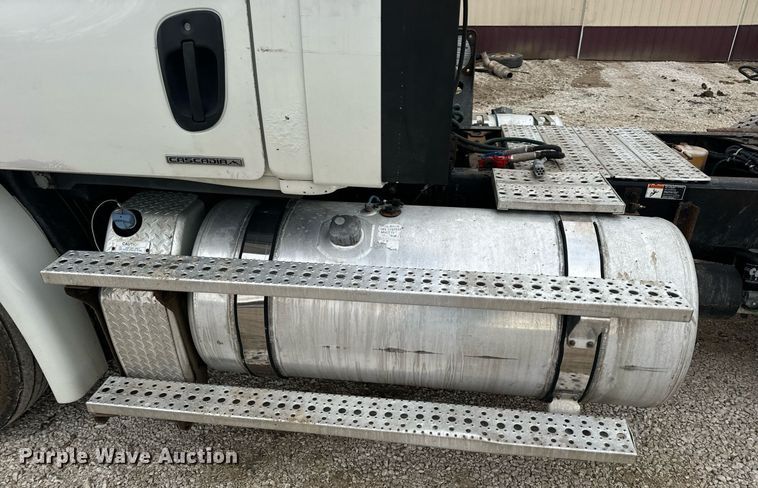 image for item EN5093 2012 Freightliner Cascadia 113 semi truck