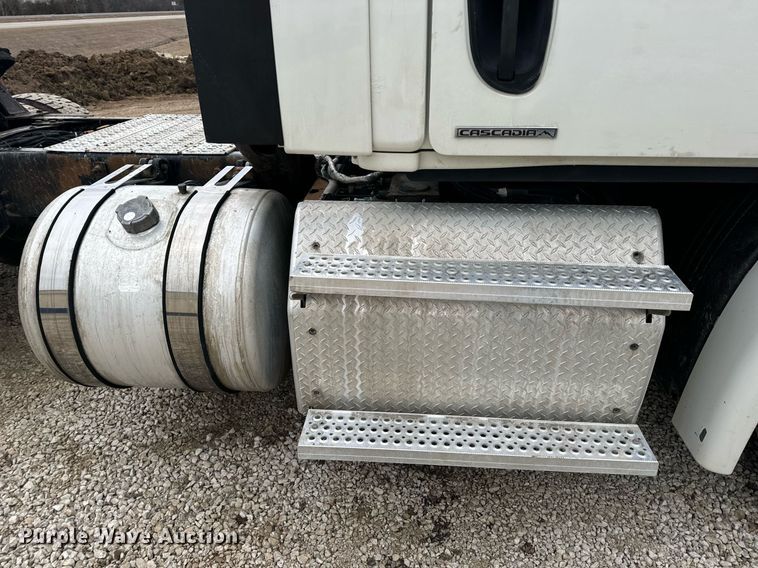 image for item EN5093 2012 Freightliner Cascadia 113 semi truck