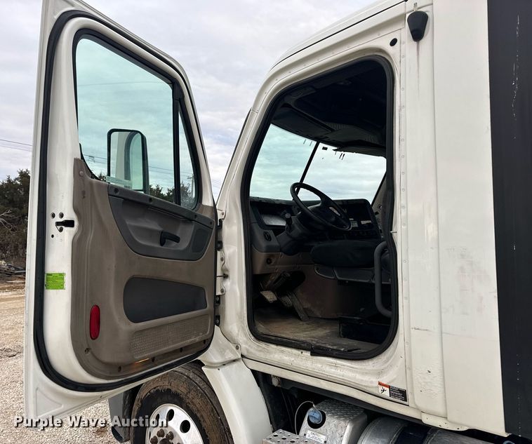 image for item EN5093 2012 Freightliner Cascadia 113 semi truck