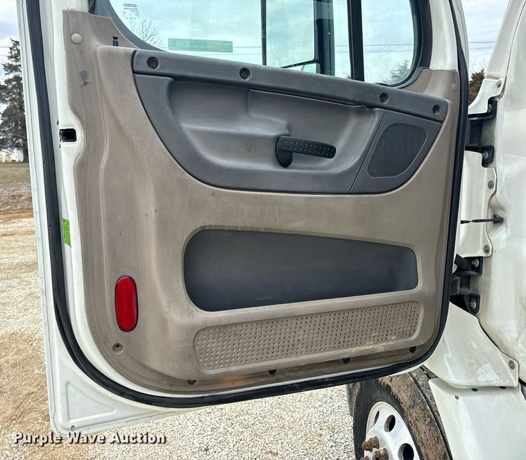 image for item EN5093 2012 Freightliner Cascadia 113 semi truck