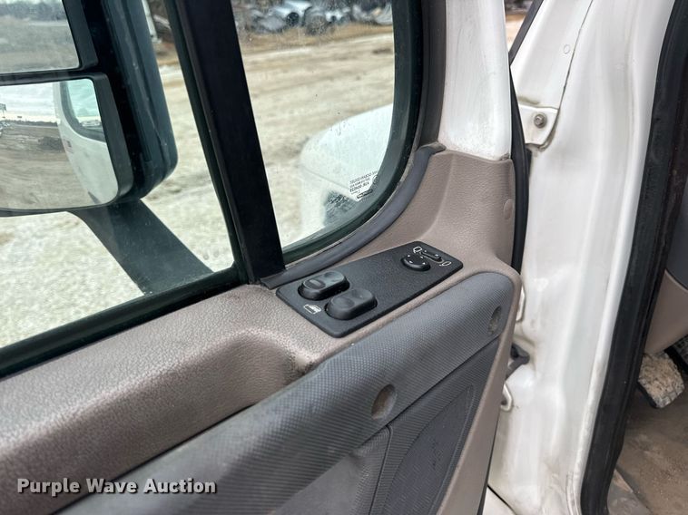 image for item EN5093 2012 Freightliner Cascadia 113 semi truck