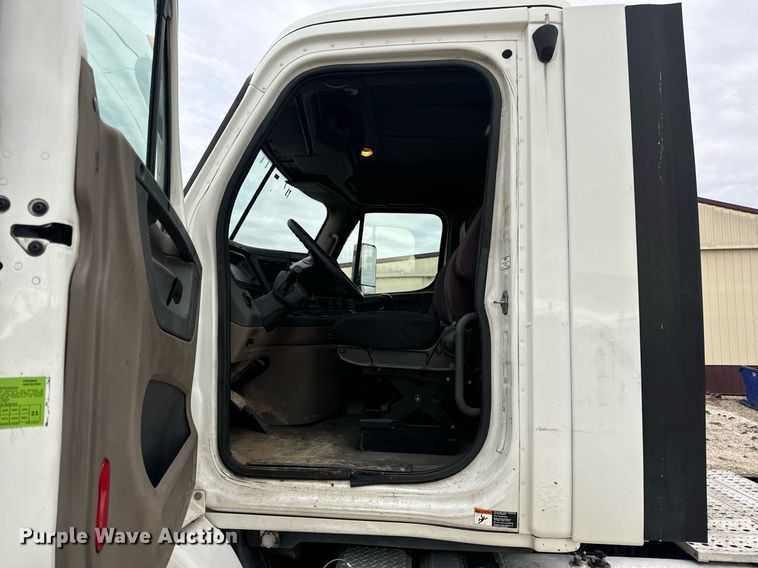 image for item EN5093 2012 Freightliner Cascadia 113 semi truck