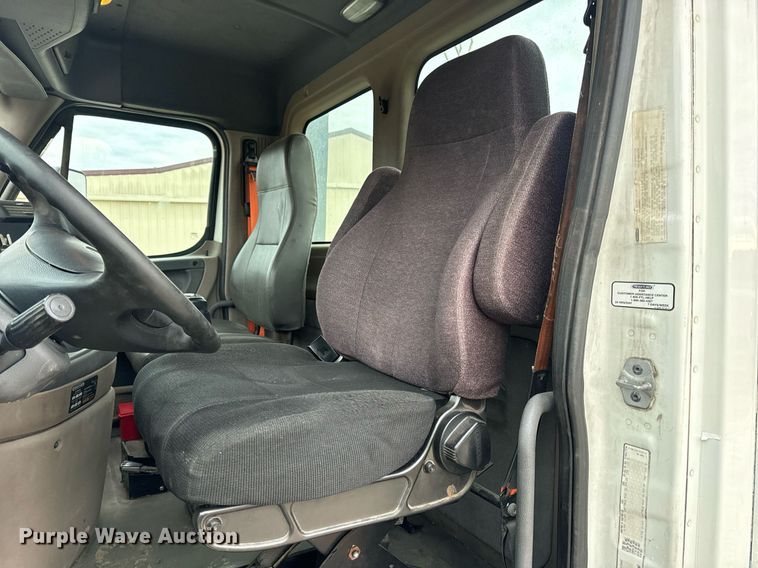 image for item EN5093 2012 Freightliner Cascadia 113 semi truck