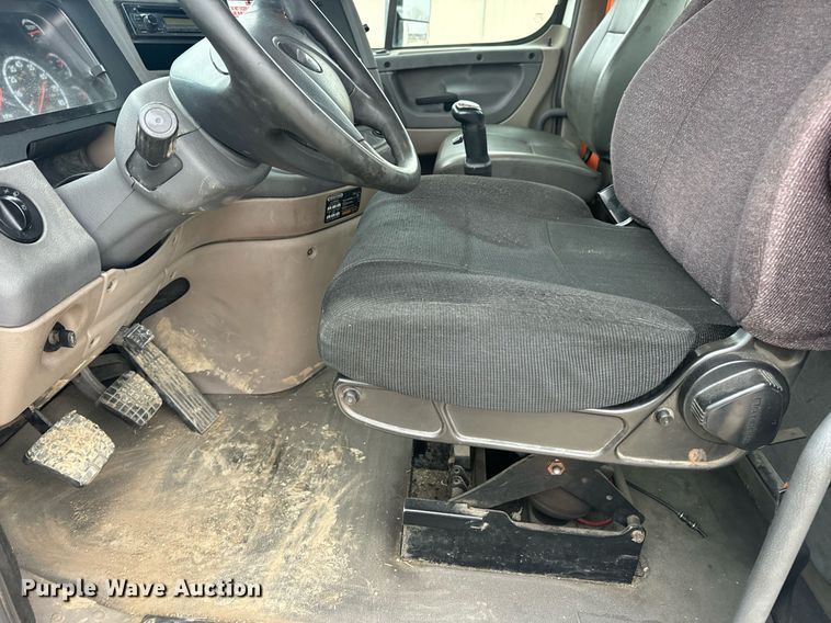 image for item EN5093 2012 Freightliner Cascadia 113 semi truck