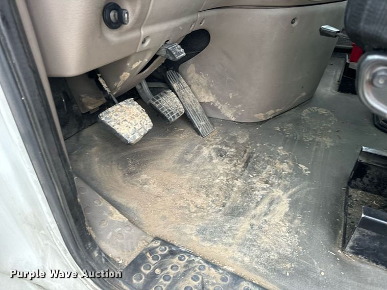 image for item EN5093 2012 Freightliner Cascadia 113 semi truck