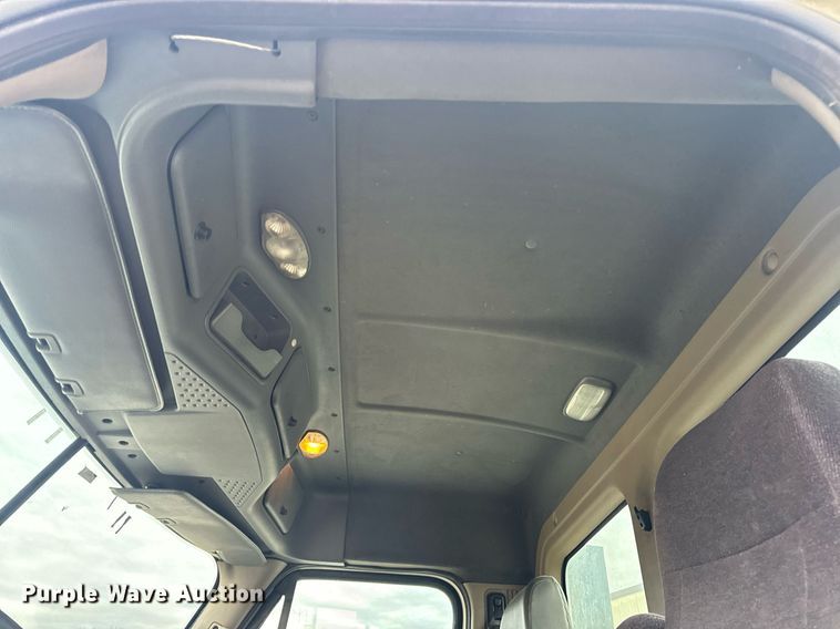 image for item EN5093 2012 Freightliner Cascadia 113 semi truck