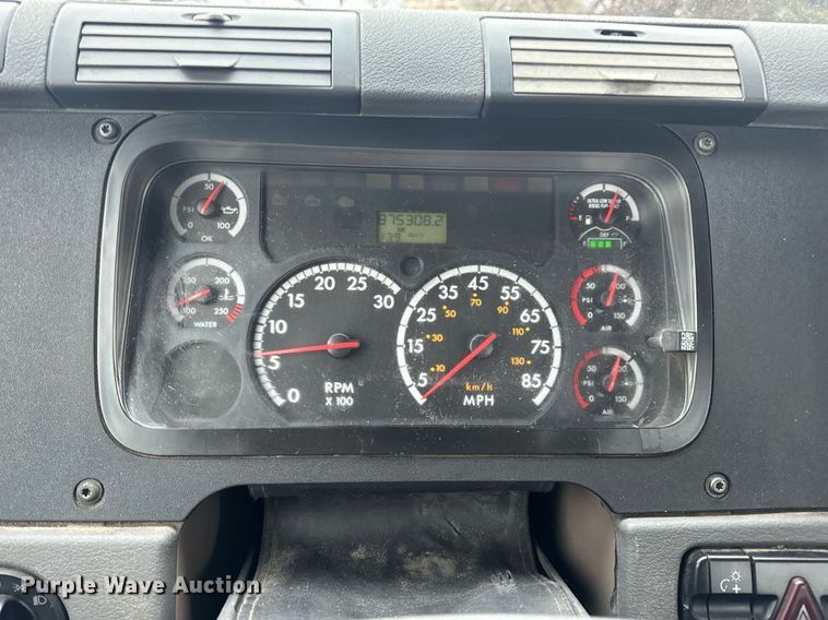 image for item EN5093 2012 Freightliner Cascadia 113 semi truck