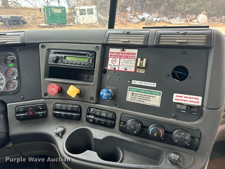 image for item EN5093 2012 Freightliner Cascadia 113 semi truck