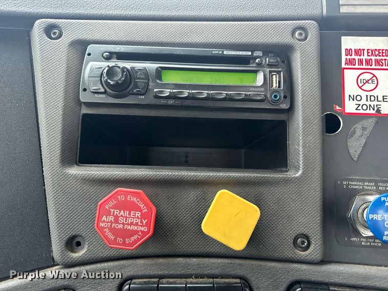 image for item EN5093 2012 Freightliner Cascadia 113 semi truck