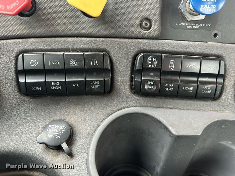 image for item EN5093 2012 Freightliner Cascadia 113 semi truck