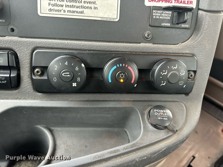 image for item EN5093 2012 Freightliner Cascadia 113 semi truck