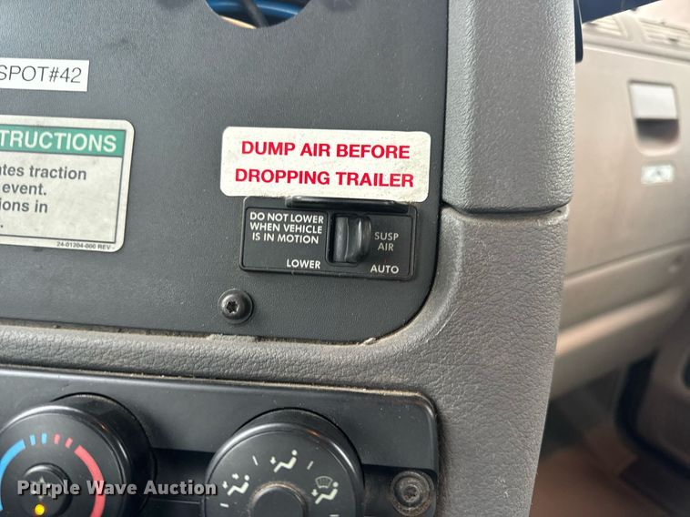 image for item EN5093 2012 Freightliner Cascadia 113 semi truck