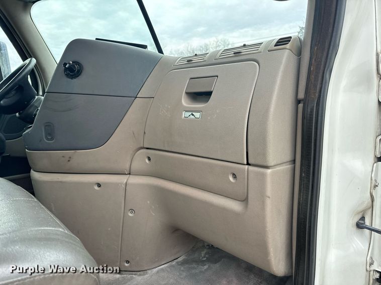 image for item EN5093 2012 Freightliner Cascadia 113 semi truck