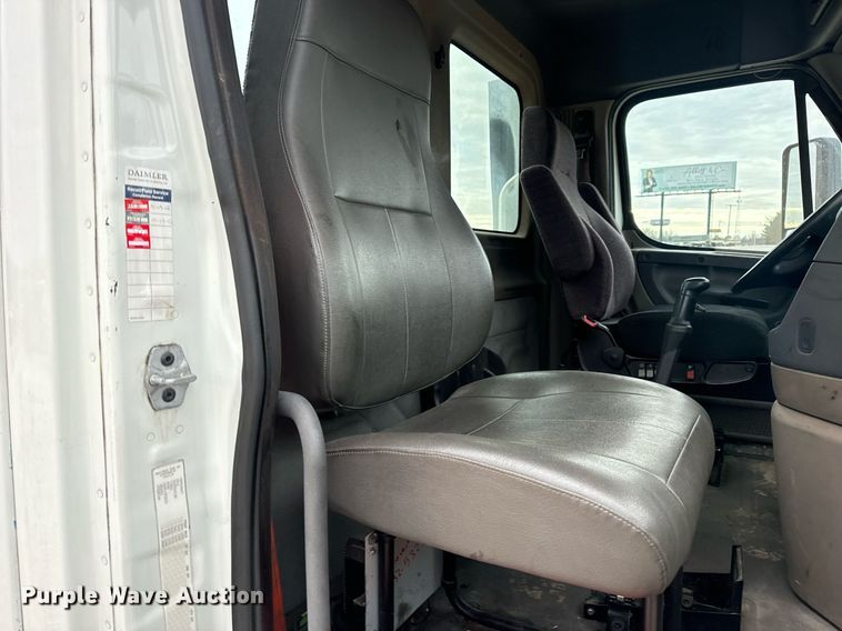 image for item EN5093 2012 Freightliner Cascadia 113 semi truck