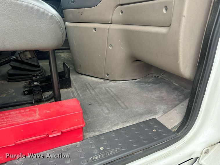 image for item EN5093 2012 Freightliner Cascadia 113 semi truck