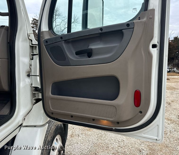 image for item EN5093 2012 Freightliner Cascadia 113 semi truck