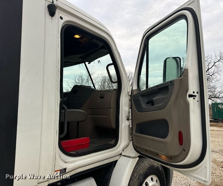 image for item EN5093 2012 Freightliner Cascadia 113 semi truck