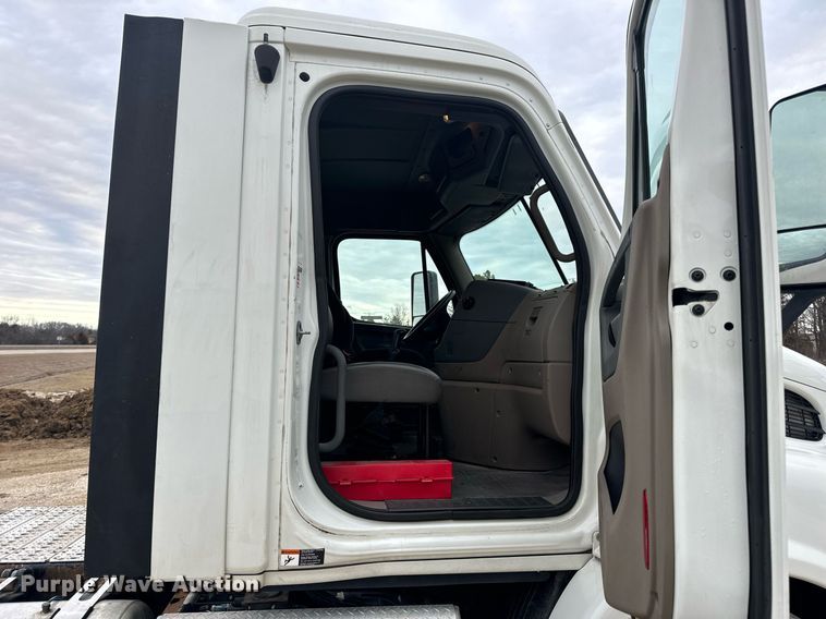 image for item EN5093 2012 Freightliner Cascadia 113 semi truck