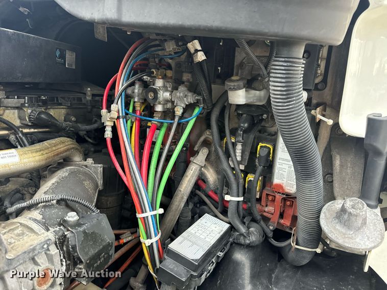 image for item EN5093 2012 Freightliner Cascadia 113 semi truck