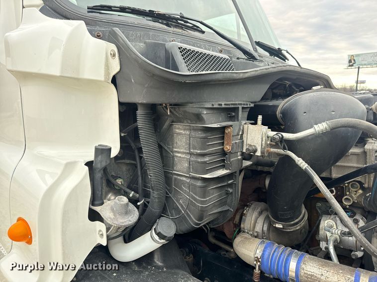 image for item EN5093 2012 Freightliner Cascadia 113 semi truck