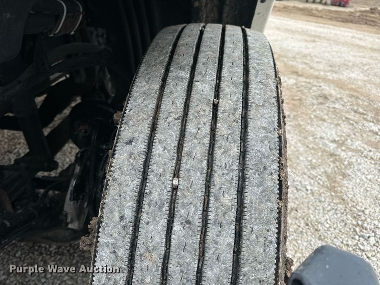 image for item EN5093 2012 Freightliner Cascadia 113 semi truck