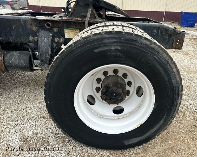 image for item EN5093 2012 Freightliner Cascadia 113 semi truck