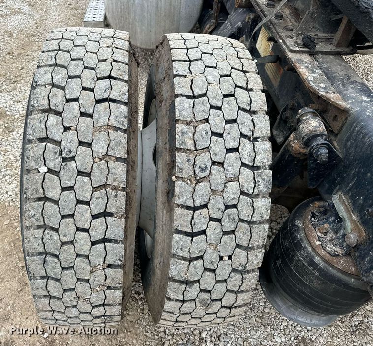 image for item EN5093 2012 Freightliner Cascadia 113 semi truck