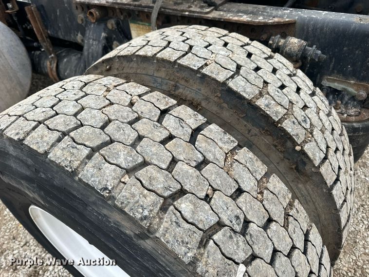 image for item EN5093 2012 Freightliner Cascadia 113 semi truck