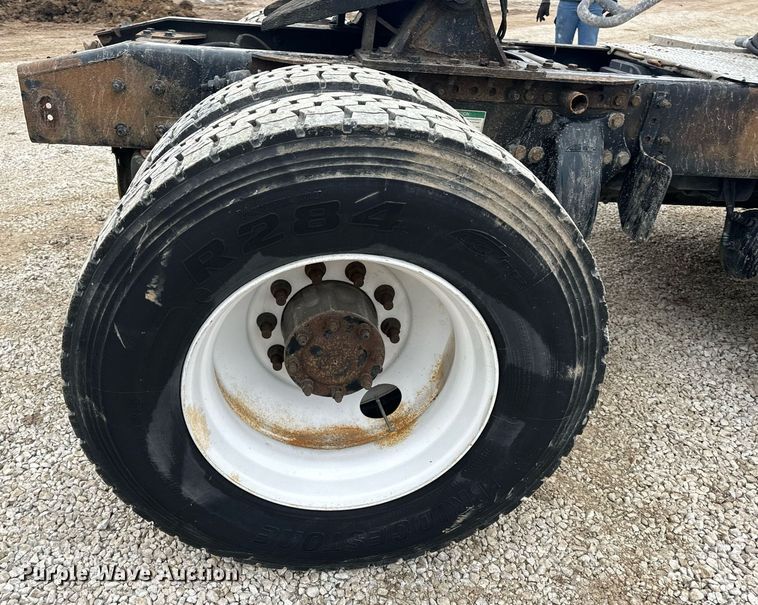 image for item EN5093 2012 Freightliner Cascadia 113 semi truck