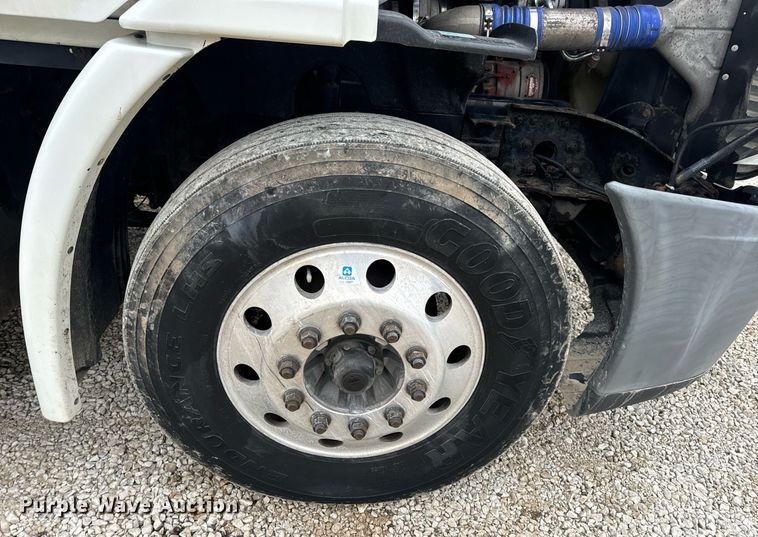 image for item EN5093 2012 Freightliner Cascadia 113 semi truck