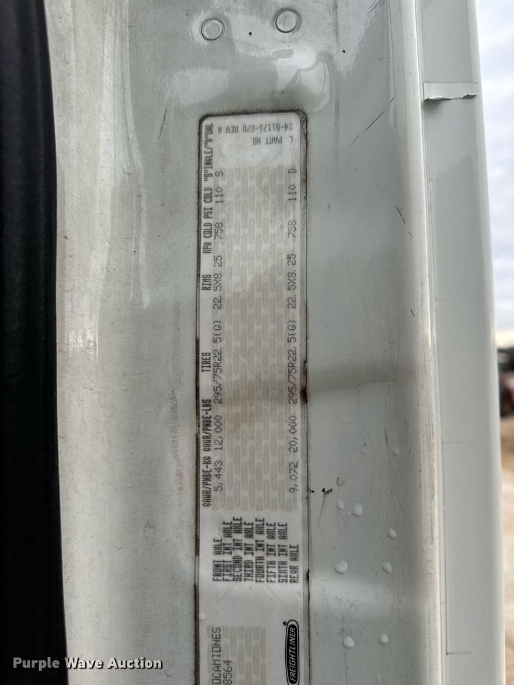 image for item EN5093 2012 Freightliner Cascadia 113 semi truck