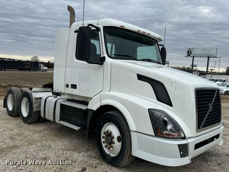 image for item EN5096 2013 Volvo VN semi truck