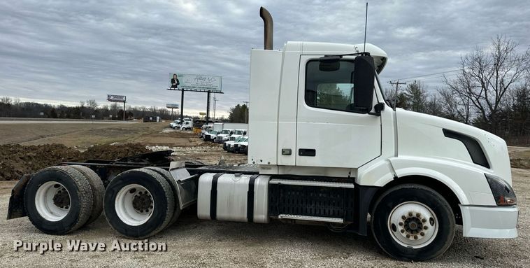 image for item EN5096 2013 Volvo VN semi truck