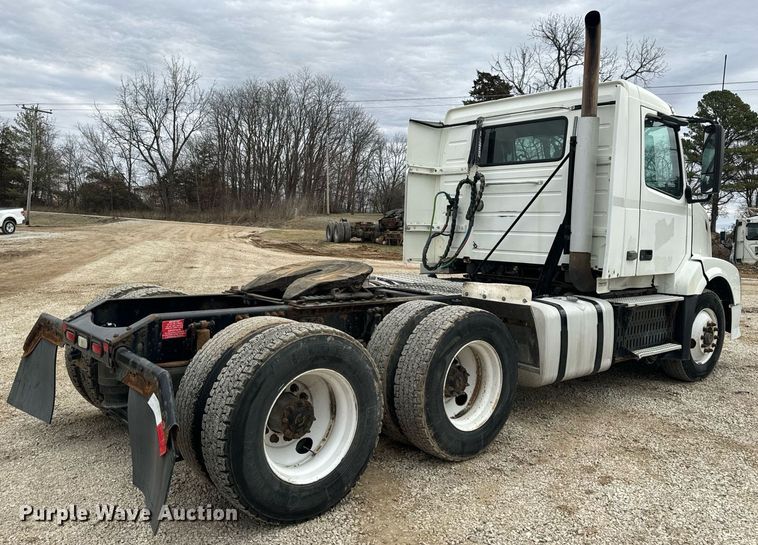 image for item EN5096 2013 Volvo VN semi truck
