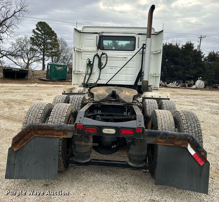 image for item EN5096 2013 Volvo VN semi truck