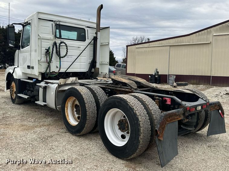 image for item EN5096 2013 Volvo VN semi truck
