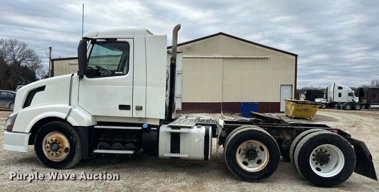 image for item EN5096 2013 Volvo VN semi truck