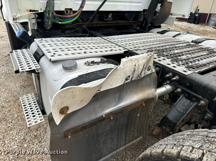 image for item EN5096 2013 Volvo VN semi truck