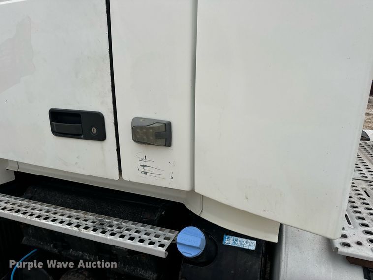 image for item EN5096 2013 Volvo VN semi truck